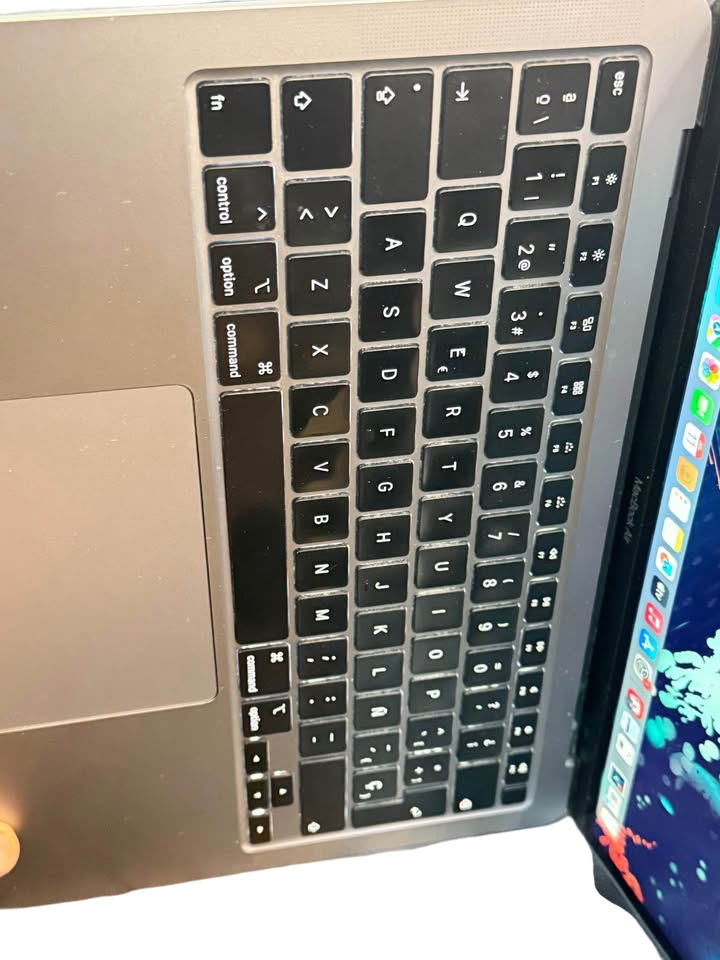 APPLE MACBOOK AIR RETINA 2020 INTEL i5 CUATRO NUCLEO 8 GB RAM 512GB SSD